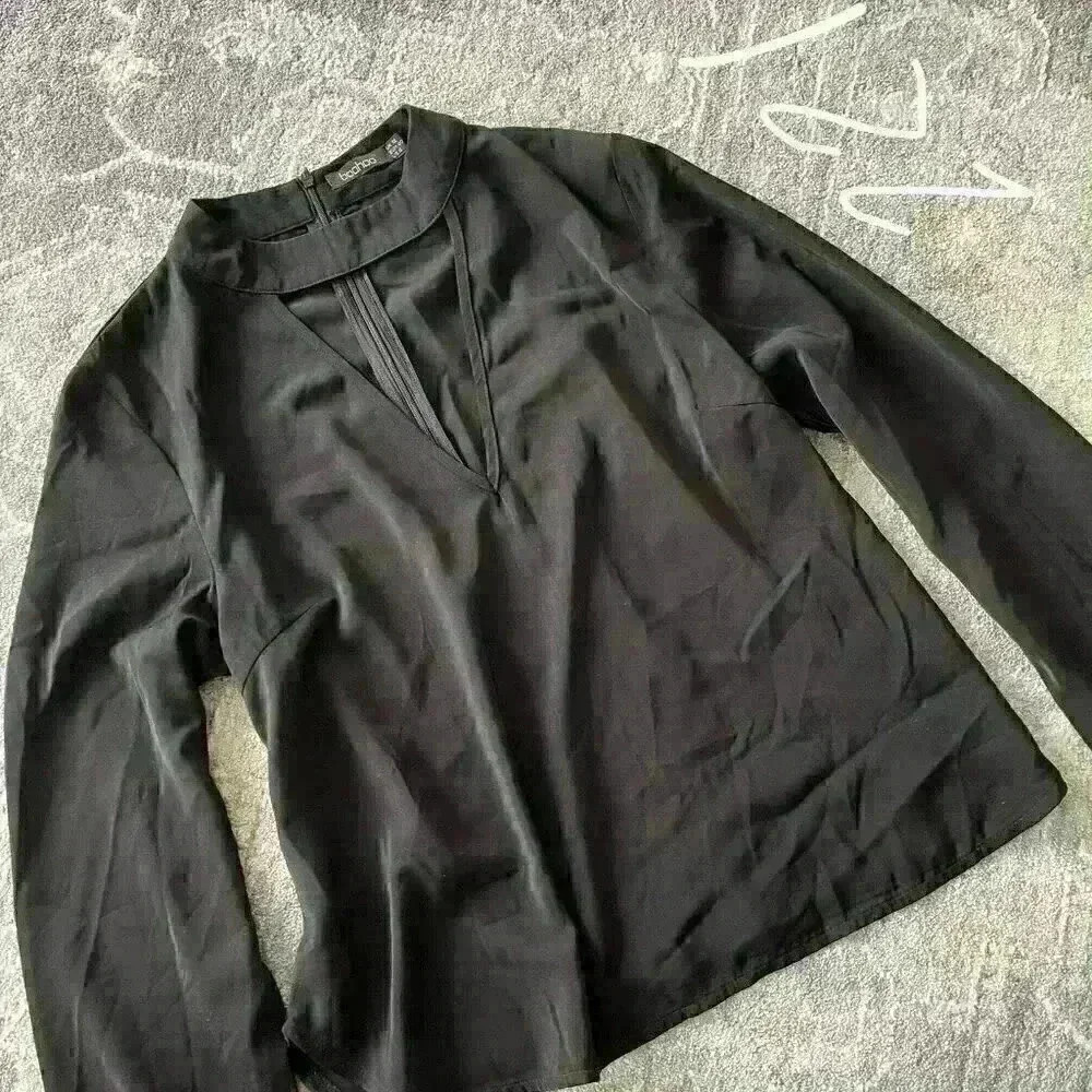 Boohoo black v neck blouse